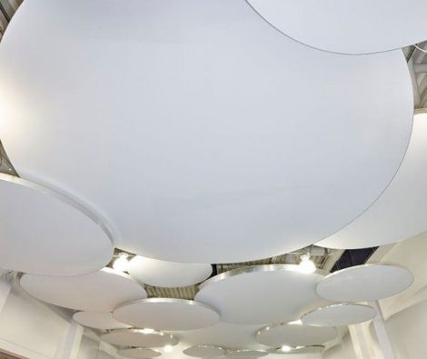 Un nuage de cadres suspendus est installé au plafond